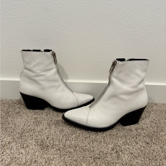 JEFFREY CAMPBELL Landyn Zip Bootie
White Leather - Picture 8 of 9
